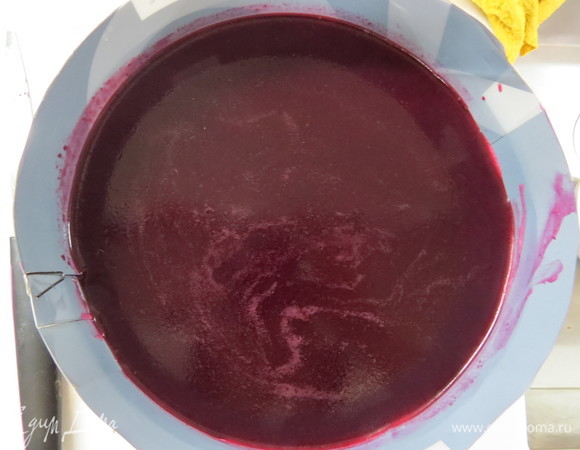 Установить кольцо для торта, плотно прижав его к бисквиту. Распределить черносмородиновый мусс сверху бисквита. Убрать в холодильник минимум на 2 часа, чтобы мусс схватился.