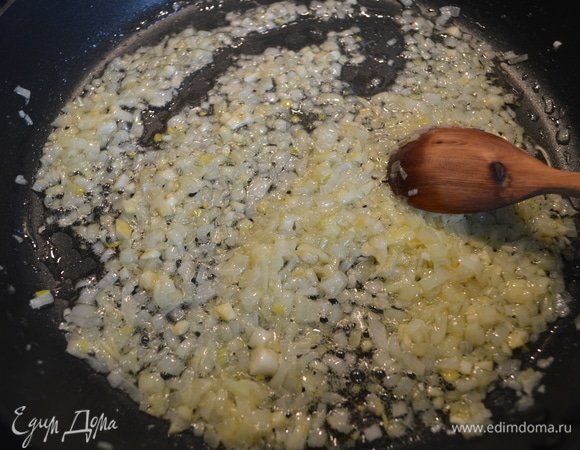 Лук, чеснок мелко нарезать и обжарить на оливковом масле с добавлением сливочного на среднем огне до прозрачности.