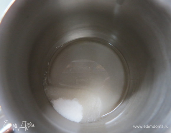 Готовим сахарный сироп. В сотейнике соединить воду, сахар, перемешать. Довести до кипения, держать на огне несколько секунд, затем остудить.