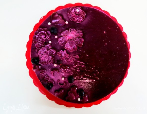 Готовим черносмородиновую глазурь. Замочить желатин в воде. Дать ему набухнуть, затем поместить на водяную баню и разогревать до растворения желатина. Вмешать 60 мл сахарного сиропа и 30 мл черносмородинового пюре. Выливаем нашу глазурь поверх застывшего черносмородинового мусса. Украсить торт по желанию.