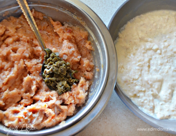 Приготовьте соус бешамель. Для этого на сливочном масле слегка подрумяньте муку, после чего вливайте постепенно молоко, интенсивно размешивая лопаткой. Слегка приправьте соус солью, перцем, мускатным орехом и прогрейте, не доводя до кипения. Накройте сотейник с соусом пищевой пленкой, чтобы не образовалась плотная пенка, и остудите. Добавьте остывший соус бешамель к фаршу, а также мелконарезанные оливки. Перемешайте.