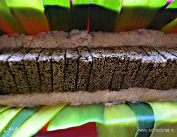 Выложите половину рыбной массы, сверху — сложенные вплотную хлебные сердечки, далее — оставшийся рыбный фарш.