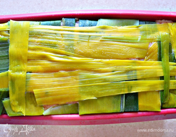 Накройте сверху свисающими концами и оставшимся пореем. Накройте фольгой. Поставьте форму в наполненный водой глубокий противень или в форму большего размера (вода должна доходить до половины или чуть выше формы с террином). Поместите в разогретую до 180°C духовку на 60–70 минут.