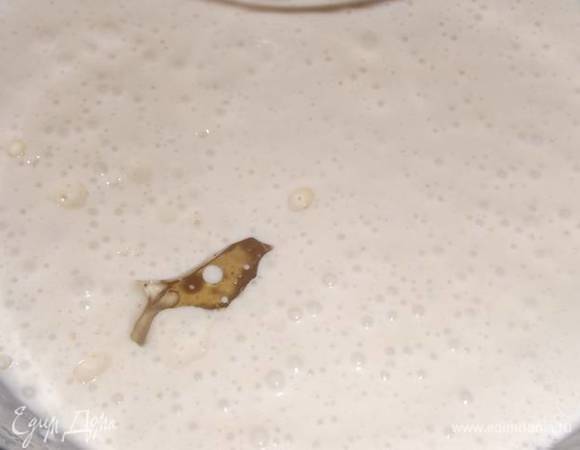 Добавить растительное масло. Хорошо замесить тесто и оставить на 10–15 минут.