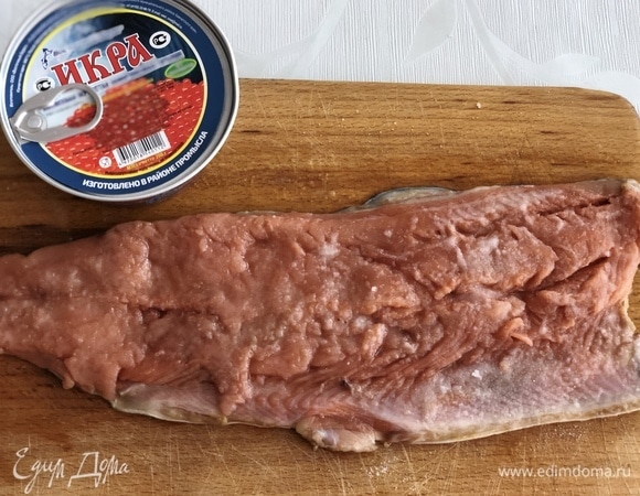 Натираем рыбу солью и сахаром.