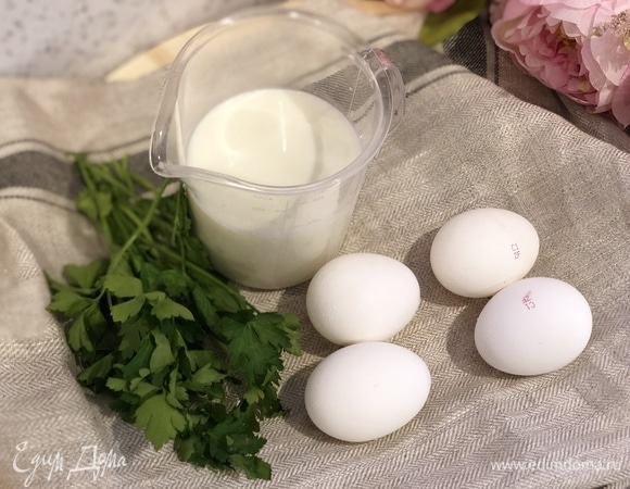 Для приготовления пирога нам необходимо приготовить 2 омлета. 4 яйца взбить с молоком, добавив зелень, соль. Из получившейся смеси приготовьте 2 омлета.