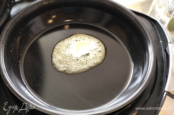 Растопить сливочное масло на сковороде.