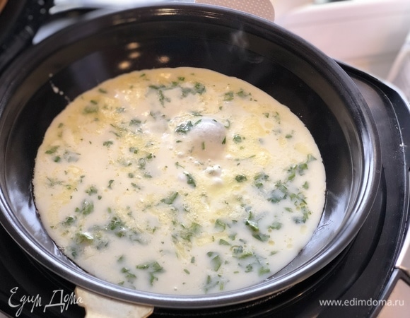 Из получившейся смеси вылить половину на сковороду.