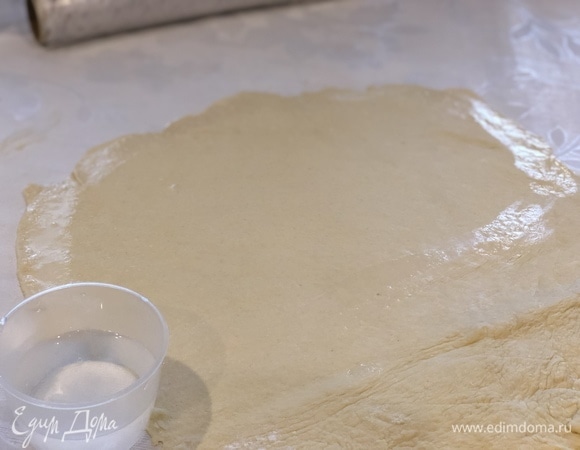 Раскатать тесто, края смочить водой.