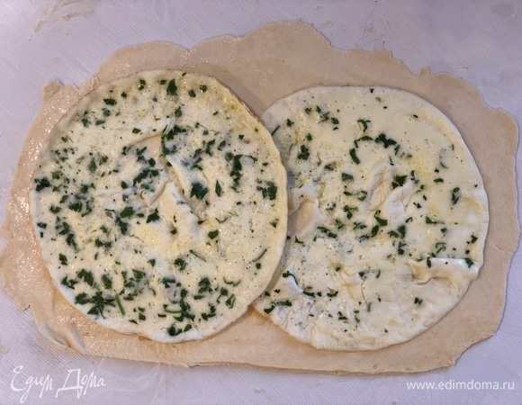 Положить оба омлета на тесто (они должны немного заходить друг на друга), оставив 2 см по краям свободными.