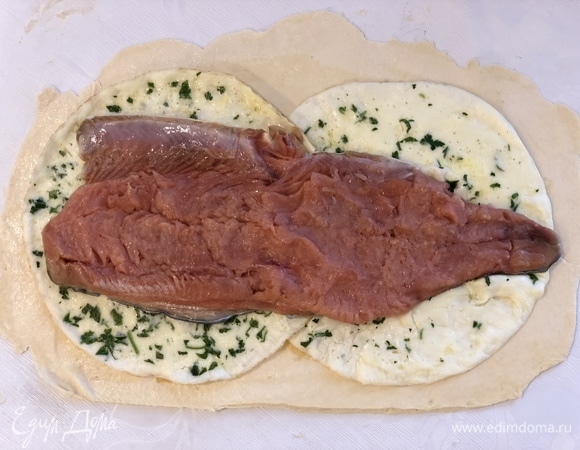 Разложите рыбу на омлетах.