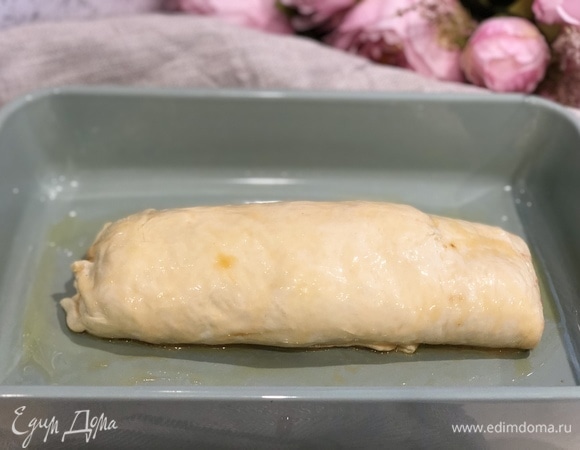 Положите рулет в форму швом вниз.