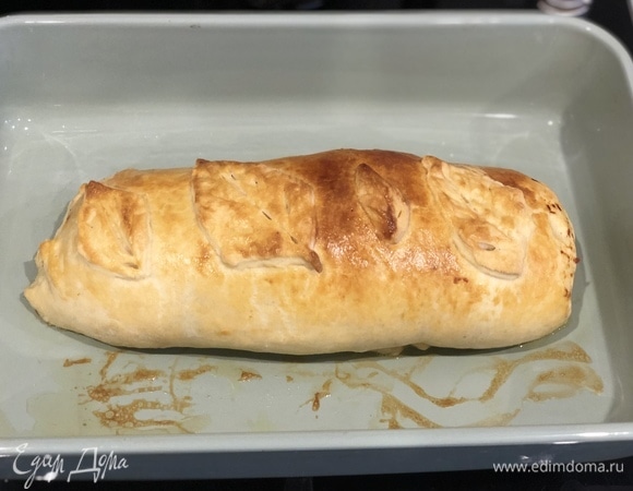 Как только рулет подрумянится, достаньте его из духовки. Дайте пирогу немного отдохнуть.