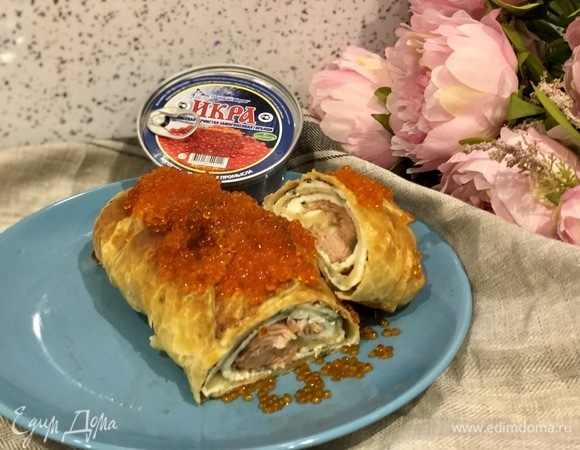 Сверху на пирог выложите красную икру ТМ «Восточный берег», вкус у икры потрясающий. Пирог получается сочным и очень вкусным.