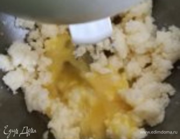 Добавить желтки, разрыхлитель, ванильный сахар и смешать.