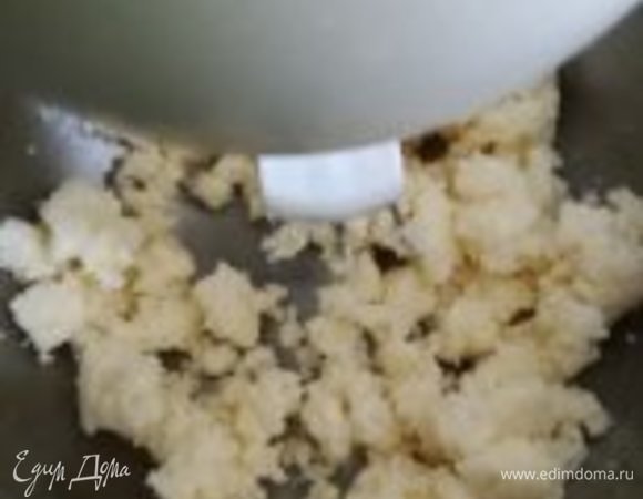 Взбить сливочное масло с сахаром.