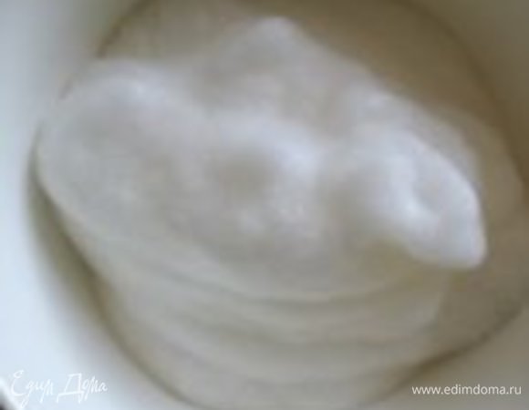 Духовку разогреть до 200°C. Отделить белки от желтков. Белки взбить в пышную пену.