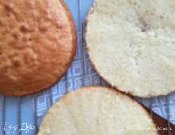 Остывший бисквит разрезать на 3 коржа.