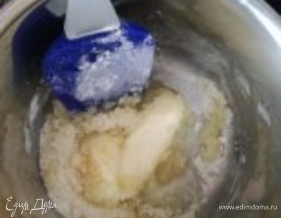 Делаем крем: сливочное масло и сахар с мукой растопить и смешать. Потихоньку добавлять молоко и вымешивать, держать на огне. Довести до загустения.