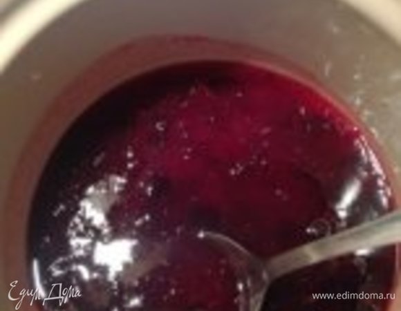 Джем клюквенный подогреть, чтобы его было легче наносить на коржи.