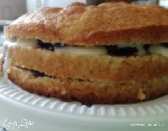 Собираем тортик. На корж первый выкладываем слой джема, второй слой — крем, сверху — корж. Потом опять чередуем джем и крем.