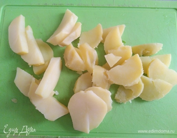 Картофель отварить в мундире, остудить, почистить и нарезать дольками.