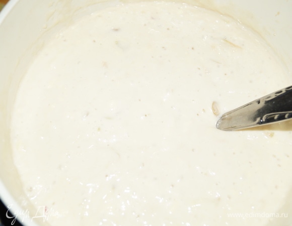 Из ингредиентов, начиная с яйца, замесите лопаткой тесто, оно должно медленно стекать с лопатки. Все продукты должны быть комнатной температуры. Чашку с тестом накройте и поставьте в теплое место. Тесто должно подойти через полчаса.