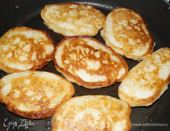 Жарьте на разогретом растительном масле с двух сторон до румяной корочки на среднем огне. Я раскладывала тесто столовой ложкой, можно мокрыми или масляными руками.