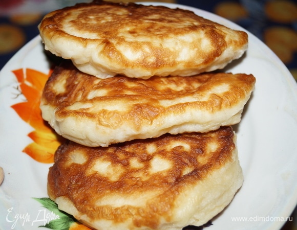 Эти оладушки сфотографированы на второй день, они остались такими же мягкими и вкусными, как в день своей выпечки. Ешьте с чем вам угодно. Украсят любой праздник и будний день тоже.