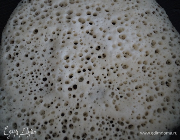 Под первый блин я влила на сковороду немного масла и разогрела. Остальные выпекала без масла на среднем огне. Снимались и переворачивались хорошо.