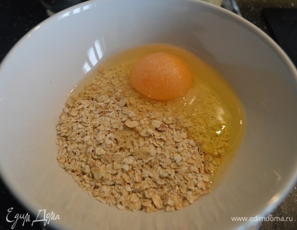 В миске смешать хлопья (у меня средний размер №2), яйца, молоко и соль.