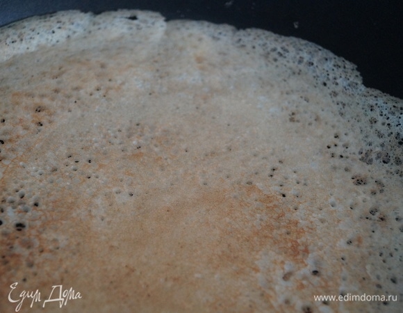 Последние разливала на весь диск сковороды. Получились блинцы с хрустящими кружевными краями. Всего 12 блинов.