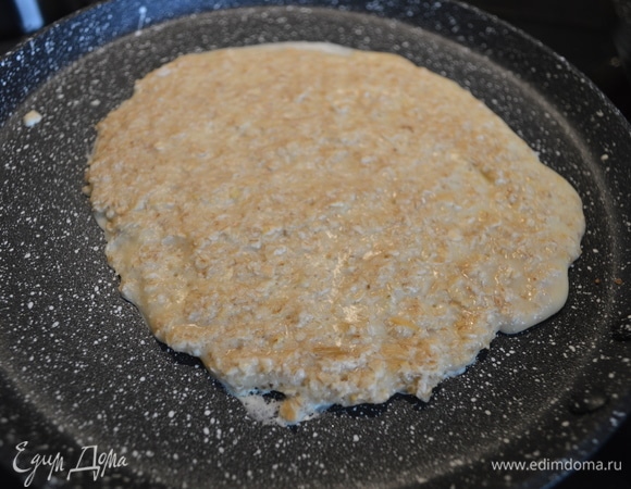 Раскалить сковороду, смазать каплей оливкового масла и испечь блинчики. Выложить по 2 ст. л. теста, разровнять. Обжарить с двух сторон. У меня получилось 12 штук.