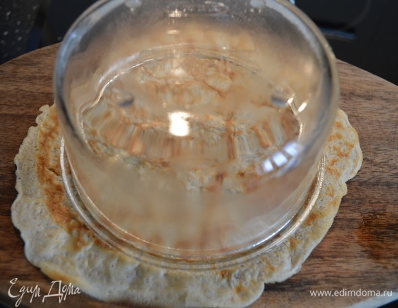 Вырезать желаемой формой — у меня миска диаметром 12 см.