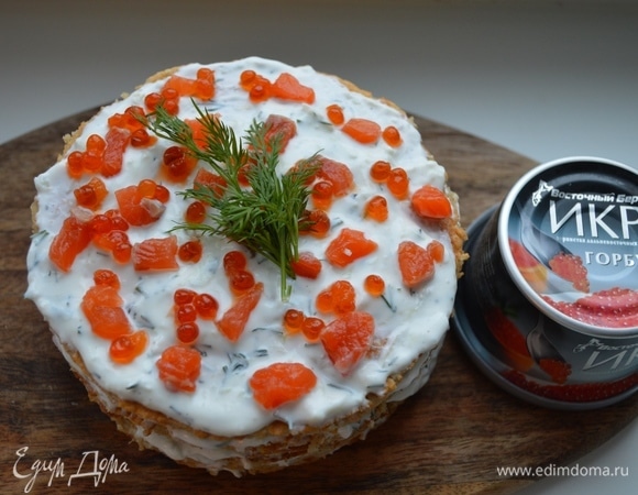 Формируем торт. Блин смазать соусом, положить рыбу, немного икры, накрыть блином и так чередовать слои до конца. Сверху смазать соусом, положить рыбу и икру ТМ «Восточный берег».