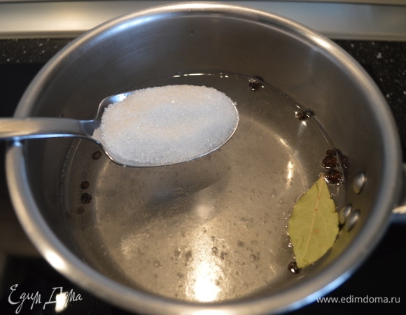 Сварить рассол: вода, соль, сахар, перцы, лавровый лист. Дать остыть!