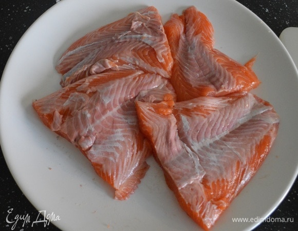 Тем временем разделать рыбу. Если филе очень толстое, можно сразу нарезать на нужные кусочки. У меня хвостовая часть, она не толстая, поэтому я солила, не разрезая на куски.