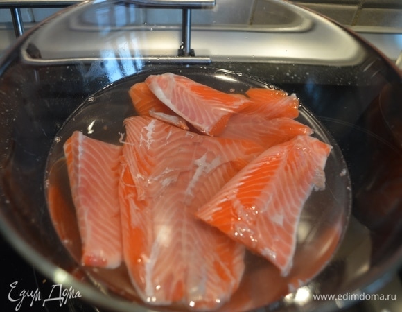 Остывшим рассолом залить рыбу и оставить ровно на 40 минут. Затем достать рыбу из рассола. Не спешите выливать рассол, если покажется мало соли в рыбе, можно вернуть ее еще минут на 10. Моя практика показывает, что мне достаточно 40 минут для посола. Немного постояв без рассола, рыба приобретет более насыщенный и яркий вкус.