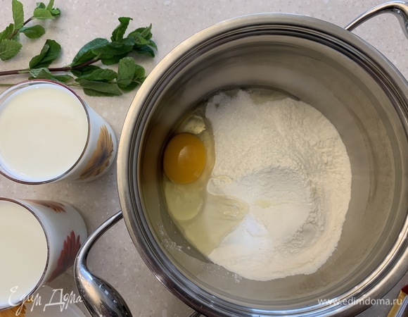 Муку соединяем с яйцом, солью и 1 ст. л. сахара. Взбиваем массу миксером, тонкой струйкой вливая молоко.