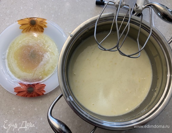 Растапливаем сливочное масло и добавляем к мучной смеси, вымешиваем и даем отдохнуть.