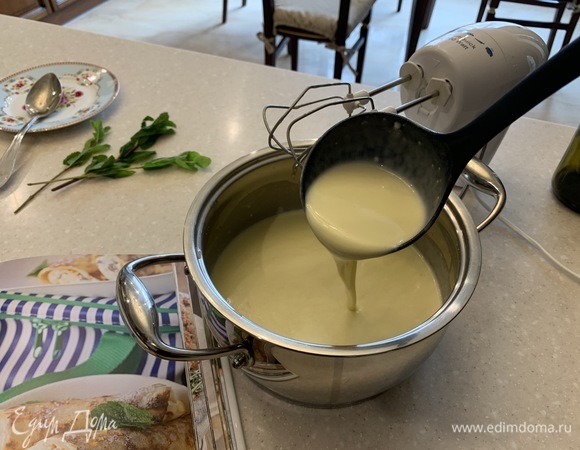 Получаем тесто вот такой консистенции. Выпекаем блины, смазывая сковороду оливковым маслом. Занимаемся начинкой: заливаем изюм кипятком на несколько минут, сливаем воду и просушиваем бумажным полотенцем. Цедру апельсина натираем на мелкой терке.