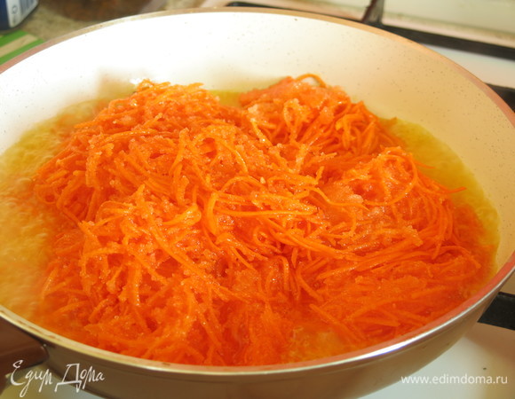 Кладем на сковородку сливочное масло, растапливаем, кладем тыкву и тушим, помешивая.