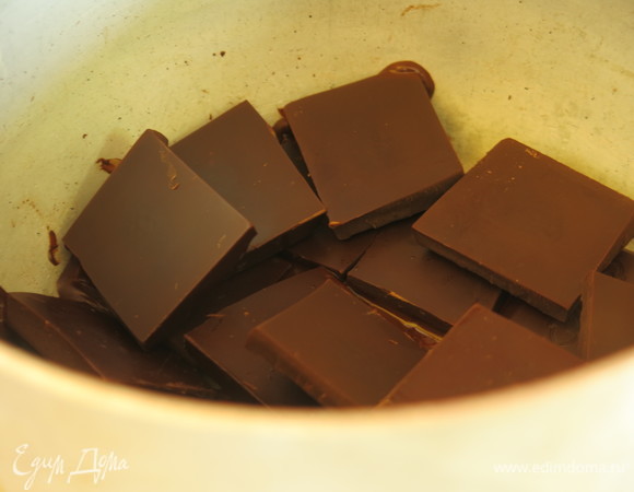 Растапливаем шоколад (иногда шоколад берется комом, тогда доливаем молоко, перемешиваем). Я поменяла марку шоколада в этом рецепте, продукт не хотел растапливаться, молоко спасло ситуацию.