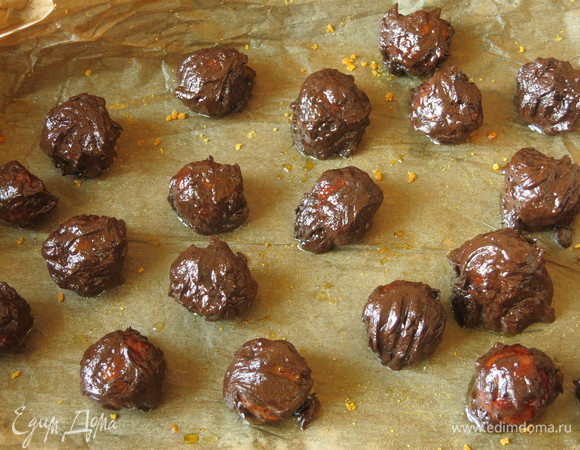 Опускаем кусочки желе из тыквы в шоколад.