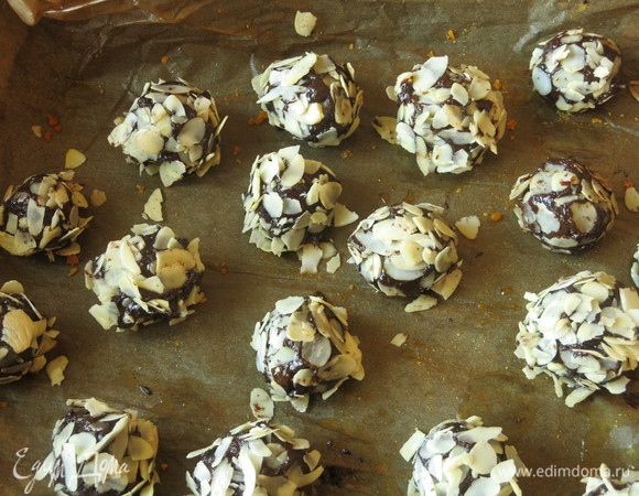 Выкладываем на противень и даем подсохнуть. Оптимально выдержать еще пару часов в холодильнике.