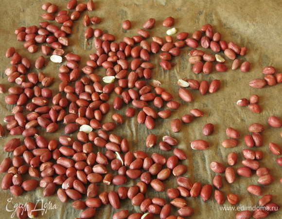 Обжариваем арахис.