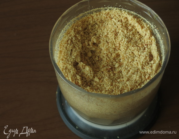 Измельчаем арахис.