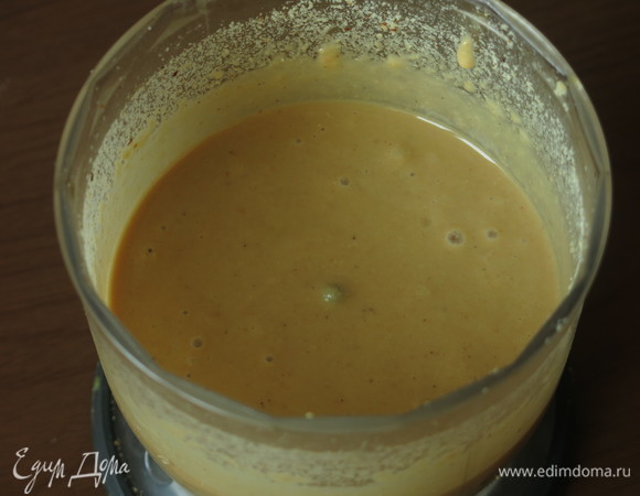 Взбиваем масло с орехами до кремообразного состояния.