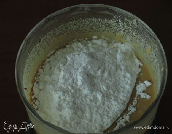 Всыпаем пудру сахарную.