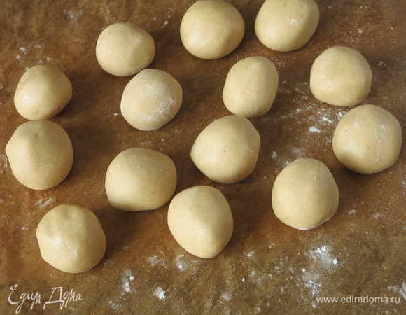 Скатываем шарики, посыпаем мукой слегка и ставим в морозилку на 40–50 минут. Получается 14 конфет.